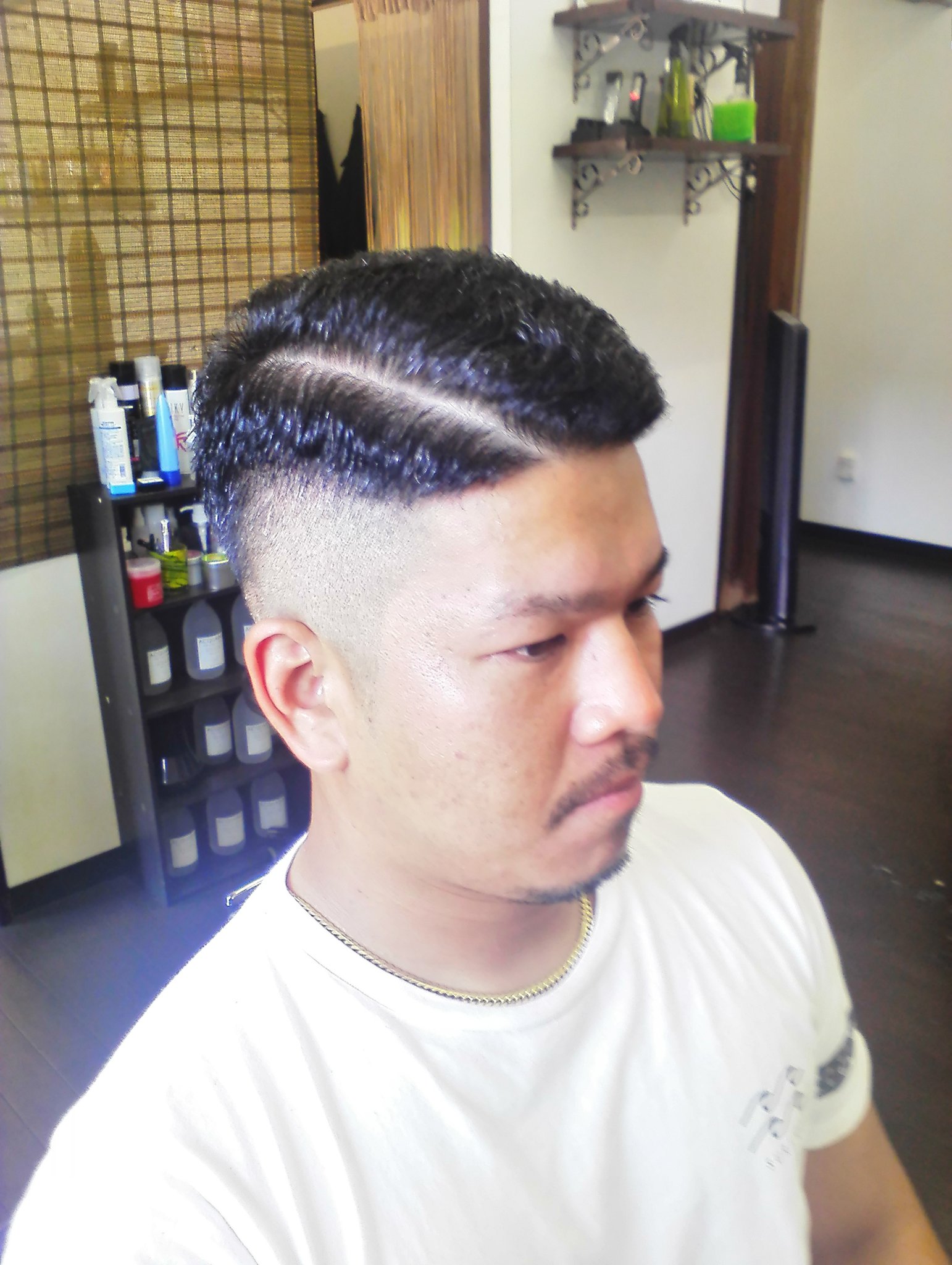 Hair 癒庵 フェード パーマ 人気のフェードスタイルにパーマ 朝の手入れの楽にオシャレです 髪を伸ばしていきたい方にも オススメですよ 沖縄 泡瀬 理容室 床屋 美容室 メンズカット メンズ髪型 ツーブロック キッズカット フェード バーバー