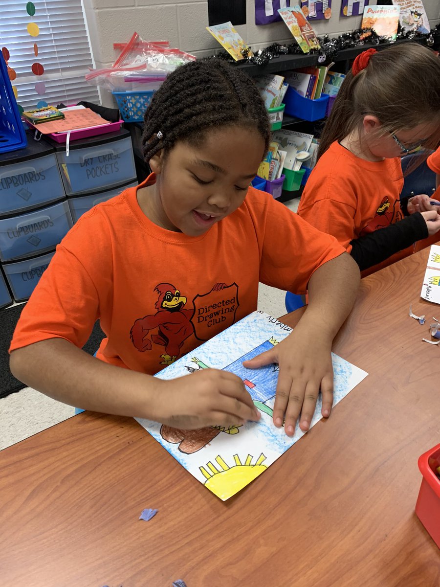 JonesFirstGrade's tweet image. Club Day! The Directed Drawing Club put the finishing touches on their scarecrows. #ourhut #directeddrawing