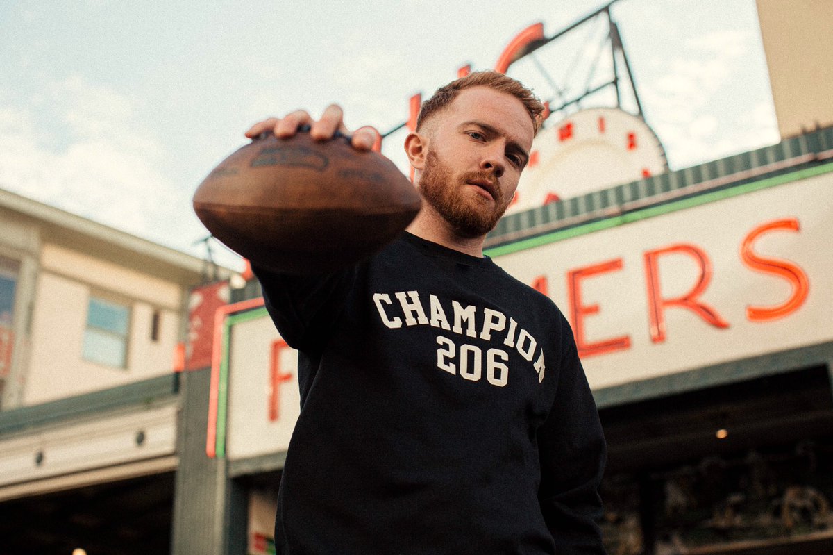 simplyseattle's tweet photo. Grab your #LocalzOnly @champion 206 crew at https://t.co/LUmU0BE2o6 before they’re gone. 💨 https://t.co/fjYNQFQa2l
