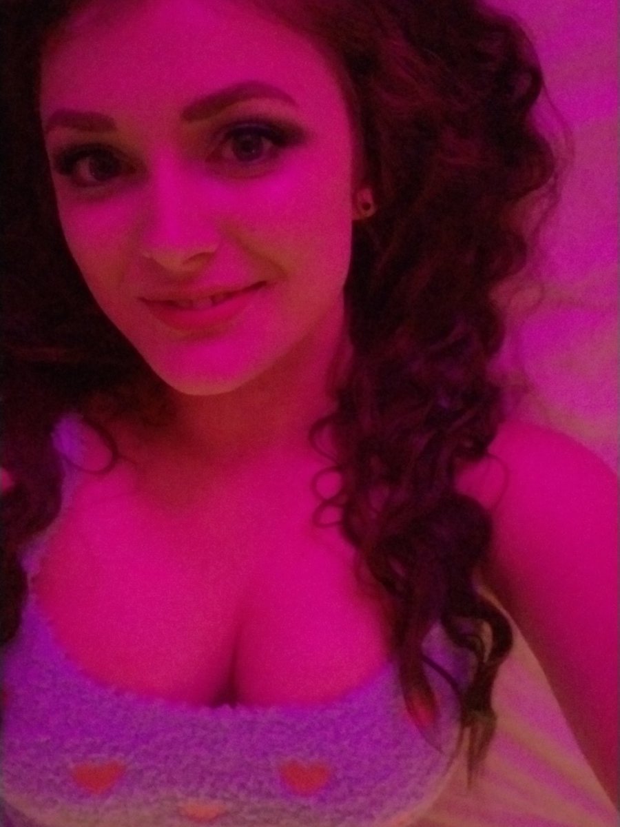 LilEllieMoore's tweet photo. I'm available @sagebrushranch from 2 pm to 2 am on Sundays, Mondays, and Wednesdays. Fridays and Saturdays I stay up an extra 2 hours, catch me until 4 am! https://t.co/19tvhFCOSY