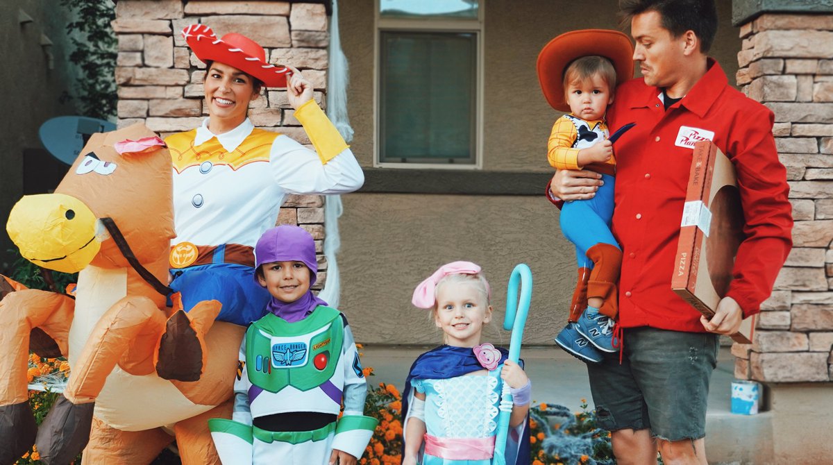 Our Halloween vlog is LIVE! youtube.com/watch?v=GfSu0p… Tweet us a picture of what you dressed up as this year! We always love seeing your costumes. 👻