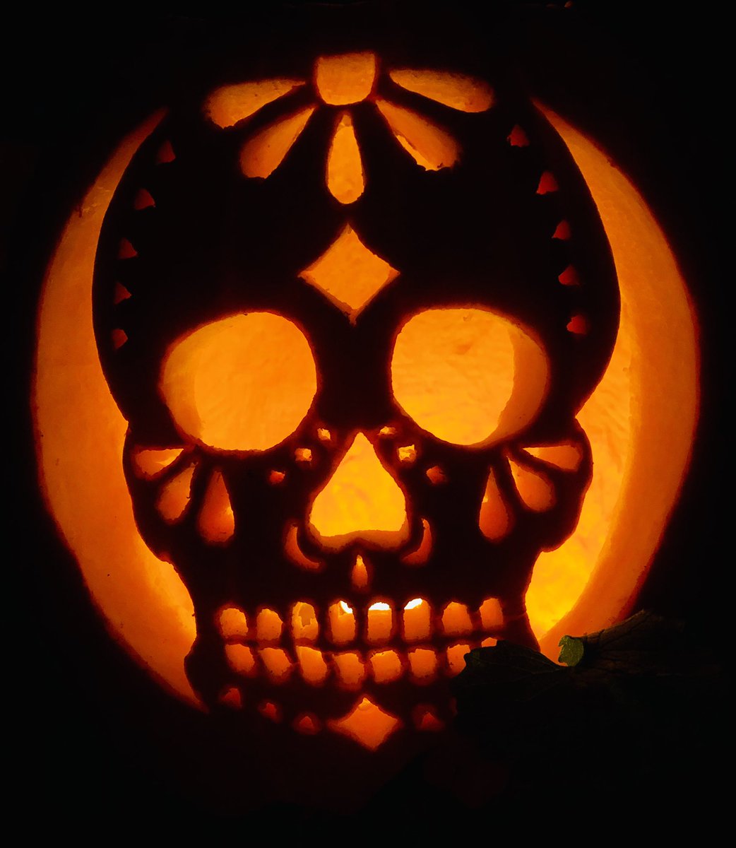 SvenTrueNorth's tweet photo. And ... #Hallween2019 continues! Truly spectacular carvings on display at the @WLPCAssoc’s 2019 #PumpkinParade in support of the @CompassFoodBank. Thank you so much for inviting me! #LornePark #Whiteoaks #Mississauga https://t.co/ihnt9FGT1s