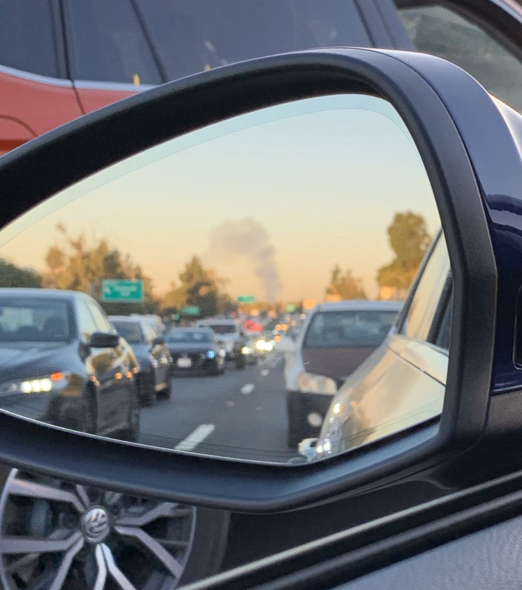 jnny_depth's tweet image. My view while heading west on the 101 going home tonight #OutsideFire
