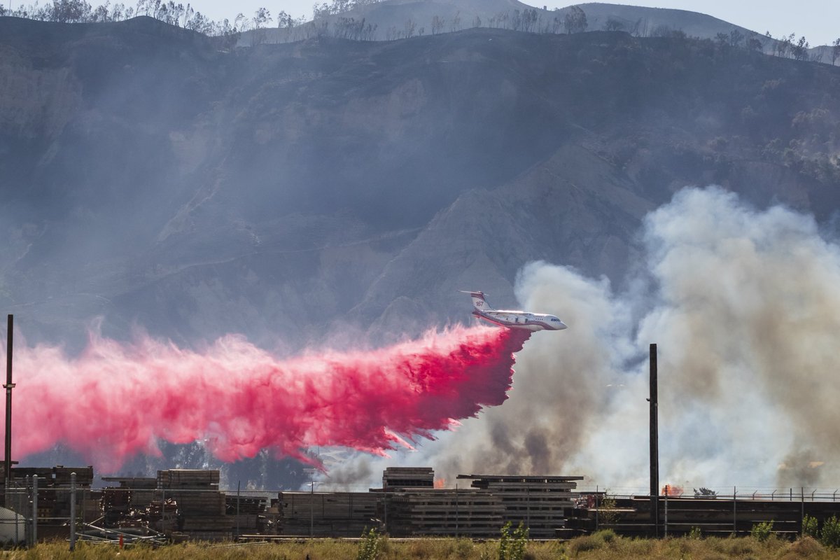 HJGalvan's tweet photo. All out air assault on the Maria Fire. Santa Paula, Ca.
#MariaFire #SantaPaula #Maria #VCFD #VenturaCounty https://t.co/RlpmbEK4ag