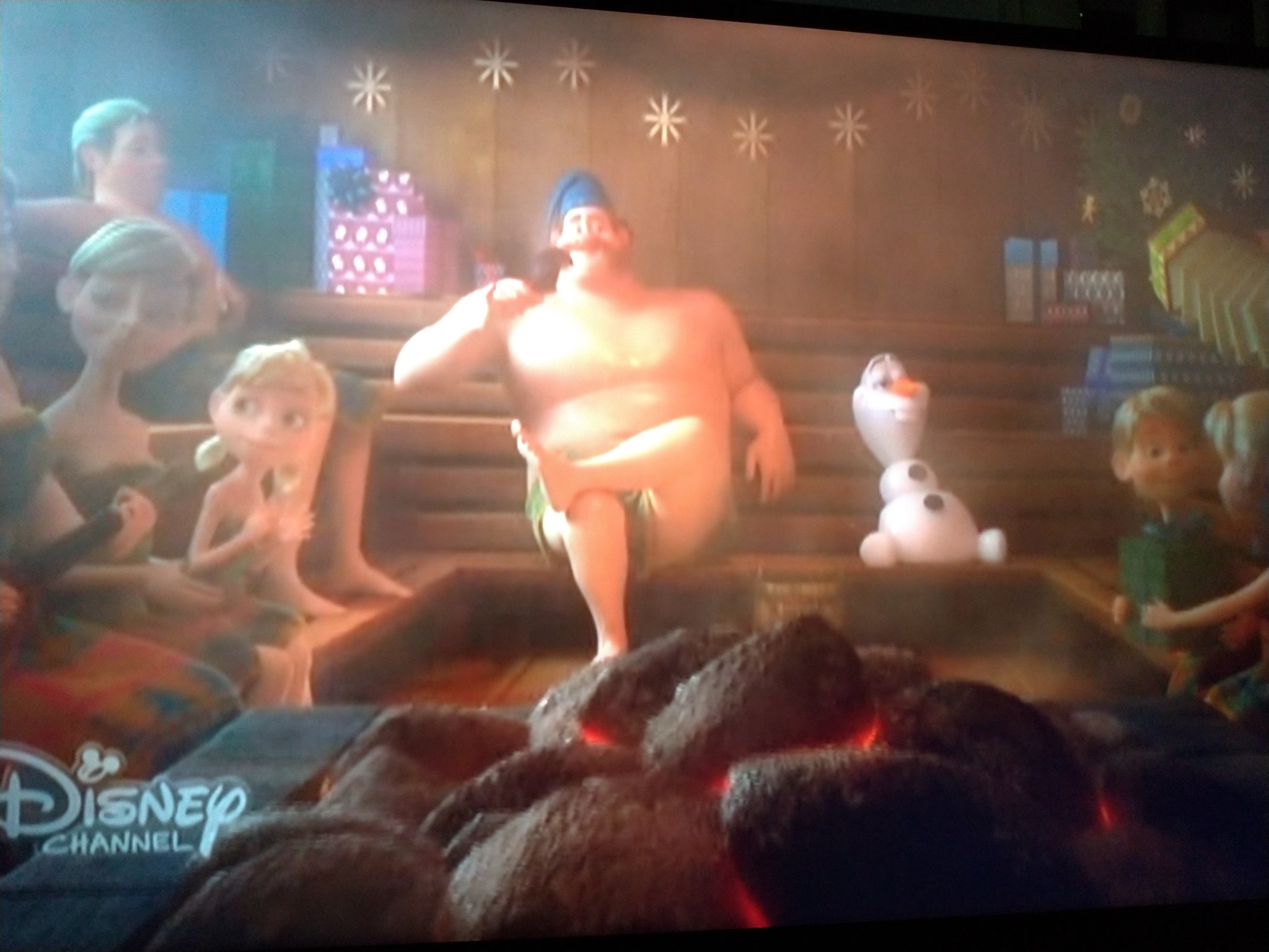 ひろぽん サウナマップの人 アナ雪 のスピンオフ アナと雪の女王 家族の思い出 を見てたらサウナ のシーンが ノルウェーをモデルにしてるだけあってサウナが普通に出てくる このオーケンという男はサウナ付き山小屋の主人 クリスマスに移動式サウナ