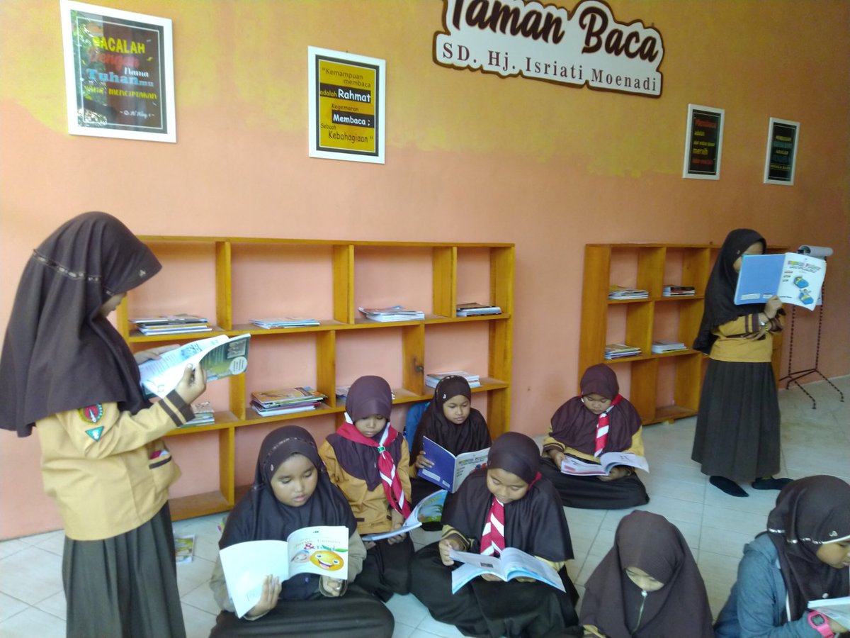 dewirieka's tweet photo. Siap-siap ngajar kelas nulis dulu, semoga hari ini kelasnya seru ya. Kesibukan tiap Sabtu ini memang kadang bikin aku nggak bisa ikutan acara ini itu di luar. Tapi, semoga berkah ya berbagi ilmu dengan anak-anak, aamiin..
#WritingClub
#KelasJurnalistik
#JuniorWriter https://t.co/2PZ5vQ7HyS