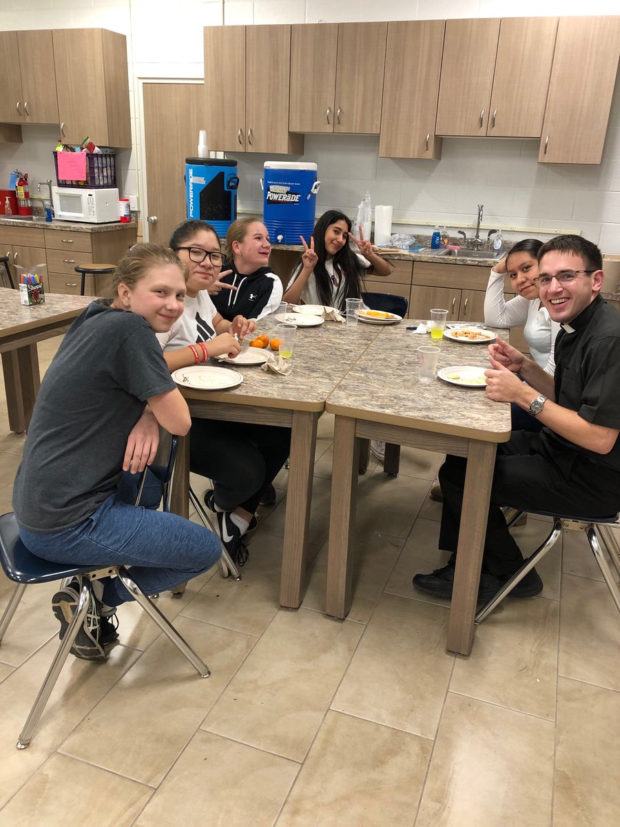 GayleStrom1's tweet photo. Our students are making connections and having a great time at our middle school event!  #SLSMCharacter https://t.co/aMxQpbdSaj