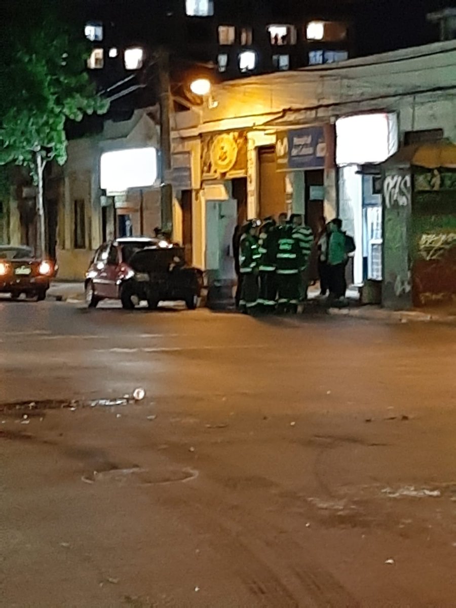 Bomba_Decima's tweet photo. Bomberos Ñuñoa trabaja accidente vehicular con volcamiento de camioneta en Rodrigo de Araya y Av Macul. @BombaMacul @BombaIsrael https://t.co/G7FulOsehG
