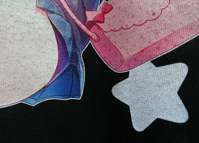 そういえば!パーカーの印刷とても細かくて色も綺麗でお気に入りなんですが、明るい色の部分は近くで見るとこんな感じにどうしても生地の色が少し透けぎみなので、どんな具合か不安な場合は当日ご確認いただいてからの方が安心かと思いますー( ≧∀≦)ノ 