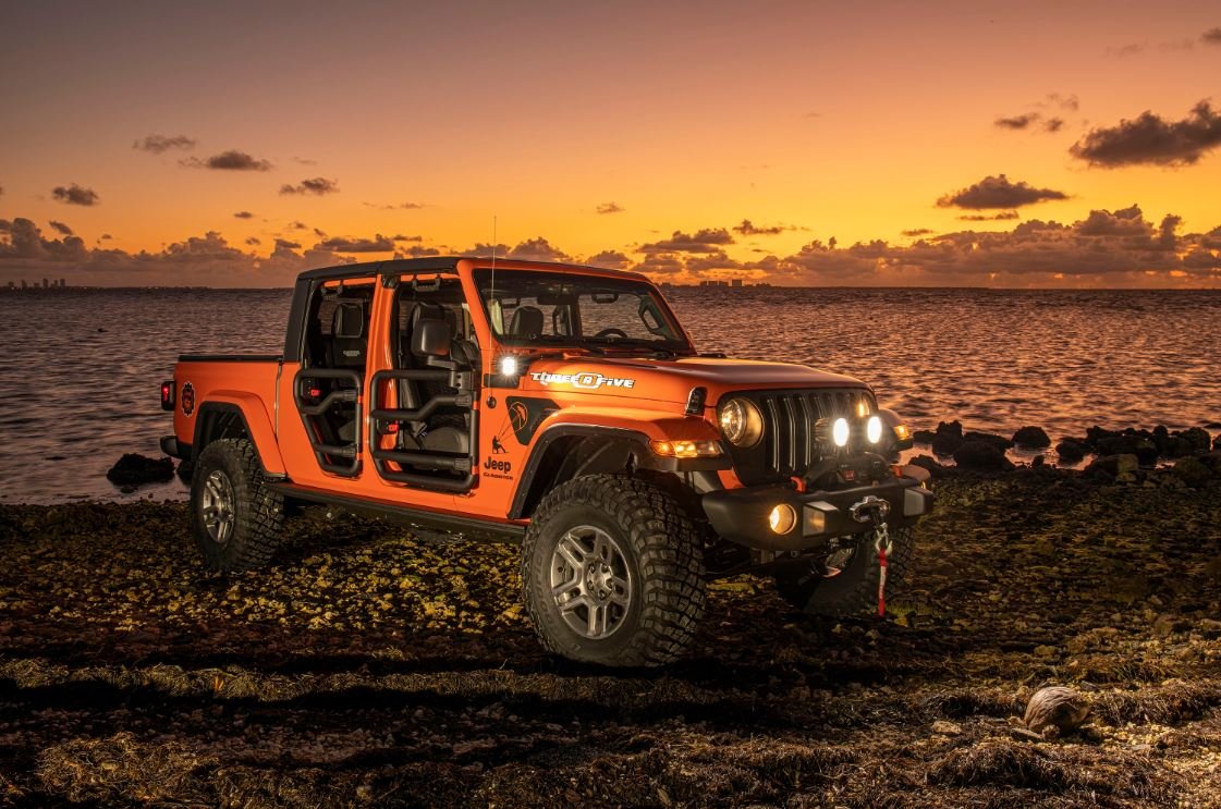 puestaapunto's tweet photo. @Jeep presenta los modelos #Wrangler y #Gladiator edición especial #ThreeOFive en el AutoShow de #Miami  Están basados en las versiones #SportS y destacan por sus colores naranja y blanco. #Jeep solo producirá 305 unidades: 255 #Wrangler y 50 #Gladiator https://t.co/Ryu8HBWGZV