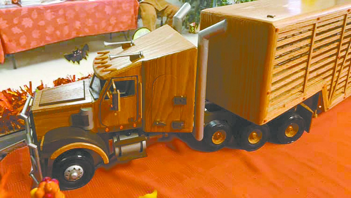 theCBW's tweet photo. Where are our trucker friends? This hand-made wooden semi will sell Nov. 7 @ValentineLivestock to benefit Sandhills Cancer Fund. #findthecure #ranchtoys #cattlepot #fallcattlerun
https://t.co/9G6otps7K3 https://t.co/ImVukbTOiQ
