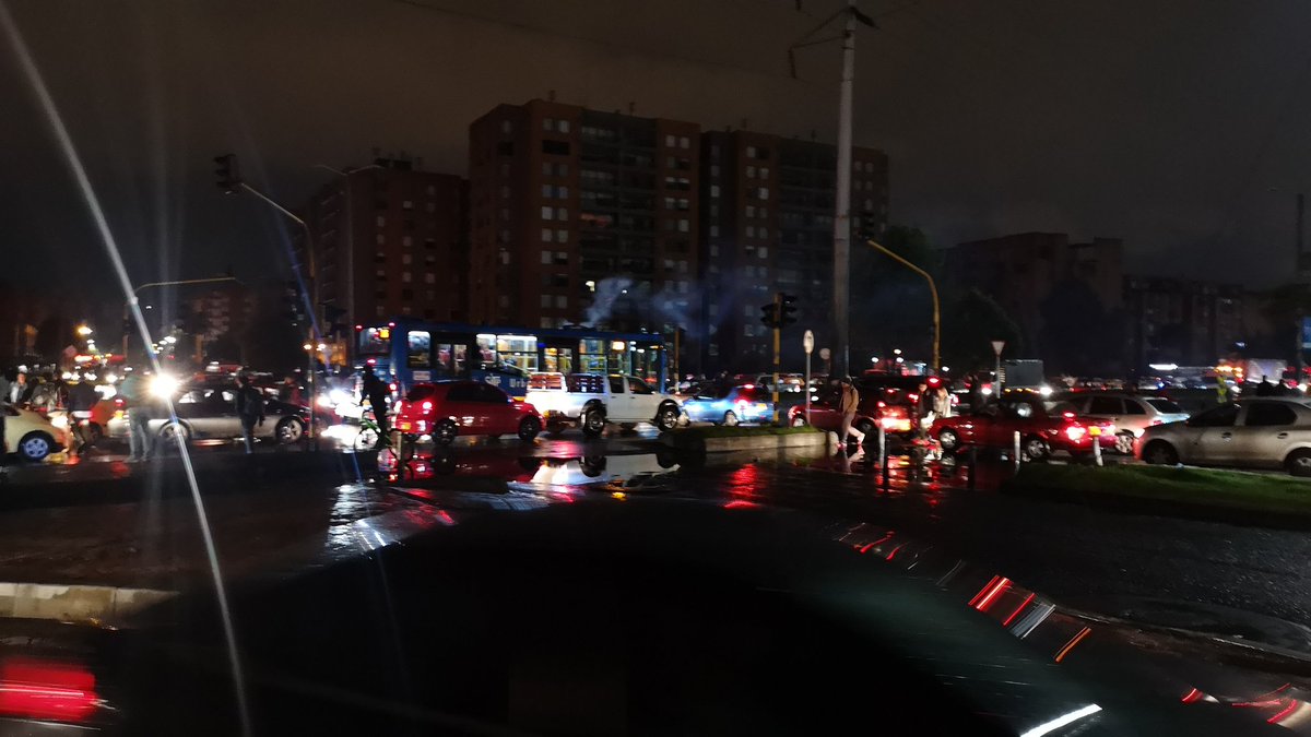 carleg4's tweet photo. #movilidadbogota no funcionan los semáforos en la av Cali co calle 19 frente a jumbo https://t.co/8cGIqOTJoU