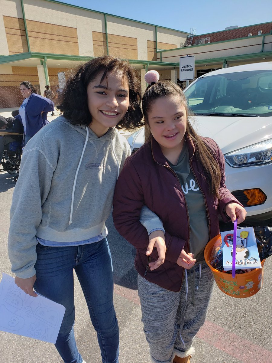 HarlanAVID's tweet image. This is what Fun Friday looks like at Harlan High School!!! @NISDHarlan @NISD_AVID @HarlanCheer @NISD @harlanhawkmedia @NISDSpecialEd @HarlanPtsa @HarlanHSBand @HarlanSEDept @QuirogaRuby #trunkortreat #milesofsmiles #limitless #weALLlearn