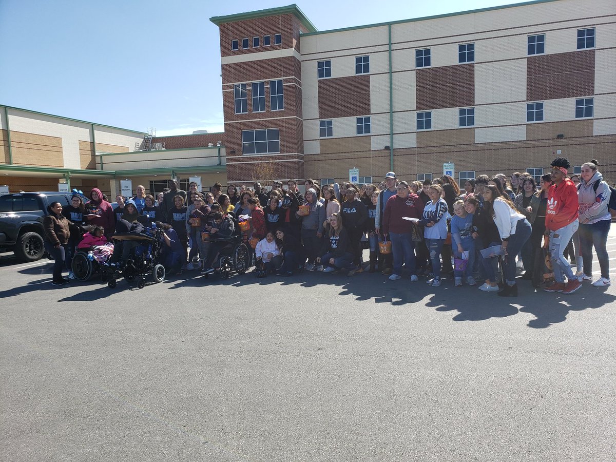 HarlanAVID's tweet image. This is what Fun Friday looks like at Harlan High School!!! @NISDHarlan @NISD_AVID @HarlanCheer @NISD @harlanhawkmedia @NISDSpecialEd @HarlanPtsa @HarlanHSBand @HarlanSEDept @QuirogaRuby #trunkortreat #milesofsmiles #limitless #weALLlearn