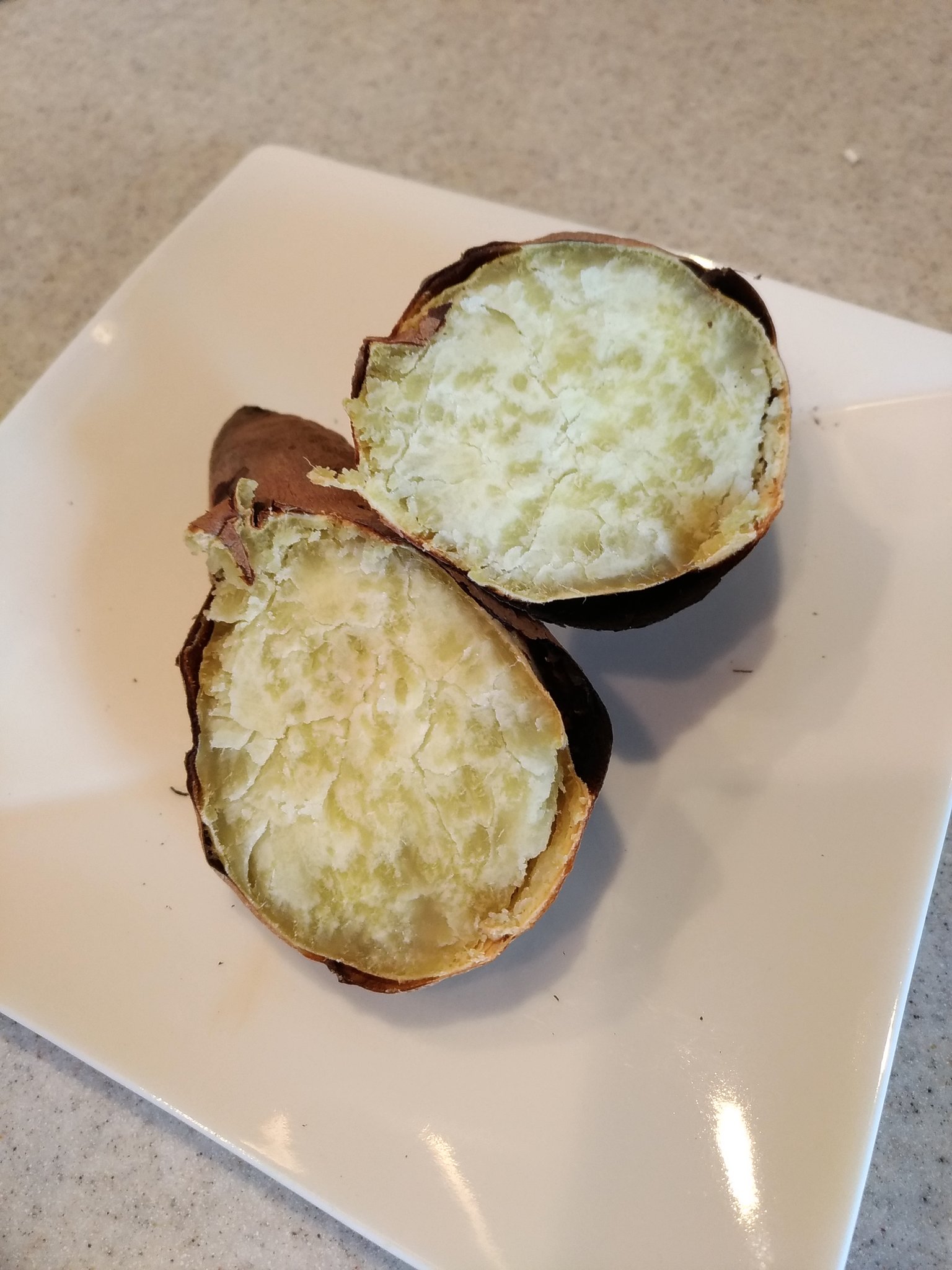 さつまいもオタク 橋本亜友樹 V Twitter かんしょ農林1号 です もともとでん粉原料用でしたが その食味の良さから 戦後は闇物資としてほぼ全量が食用に回っていたという話もあるそうです ホクホクした風味のある サツマイモで甘さは控えめですが 皮から蜜も出てきた さつまいもオタク 橋本亜友樹 V Twitter かんしょ農林1号 です もともとでん粉原料用でしたが その食味の良さから 戦後は闇物資としてほぼ全量が食用に回っていたという話もあるそうです ホクホクした風味のある サツマイモで甘さは控えめですが 皮から蜜も出てきた