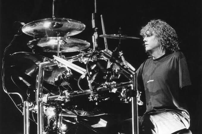 Happy birthday to Rick Allen!! Great Drummer from one of the Best Rock Band in history !! 