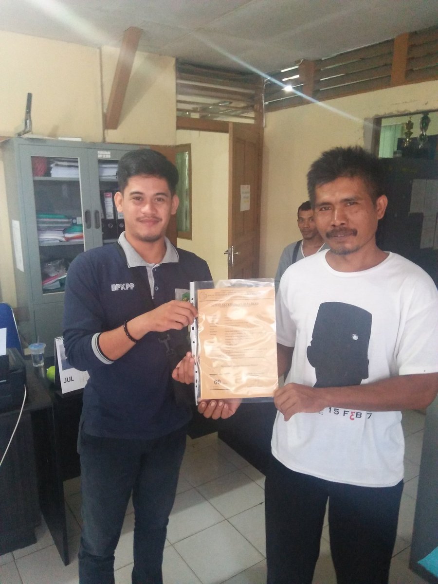 Luhkan_SKW's tweet photo. Penyerahan surat keterangan asal ikan, oleh kasi budidaya dan PPB kota singkawang kepada Pokdakan singkawang bantuan induk dari :  @bpbatmandiangin @BudidayaKKP @mzulficar @kkp @Edhy_Prabowo https://t.co/Wrrn1agUrW