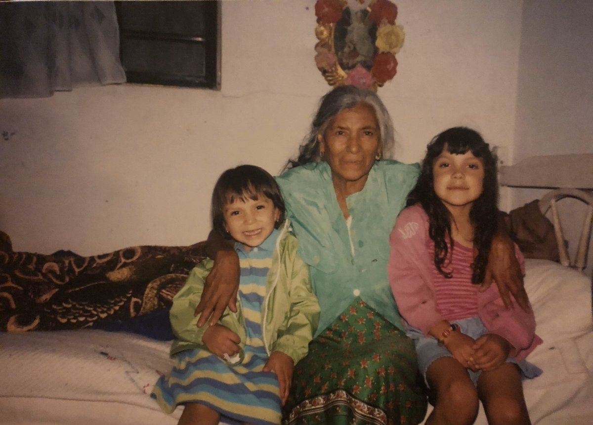 cmondondo's tweet photo. mi ofrenda para mi abuelita Nahum 🌺🌸🌼 #DiaDeLosMuertos https://t.co/b8zM3lc4Ha