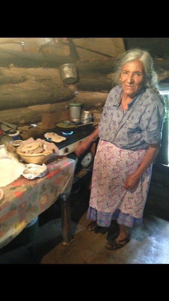 cmondondo's tweet photo. mi ofrenda para mi abuelita Nahum 🌺🌸🌼 #DiaDeLosMuertos https://t.co/b8zM3lc4Ha