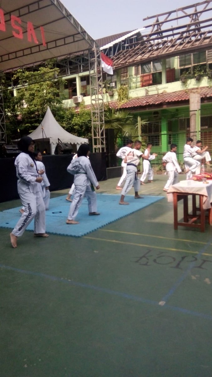 penampilan eskul Tarung Derajat