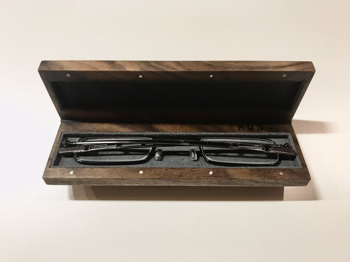 Koma Bespoke Case Di Twitter 最薄 最軽量の木製眼鏡ケースがほしいとオーダーをいただきました 使い込むと色艶を増し美しい経年優化をするウォールナット材の大変希少な縮杢を使用 時計ケース 高級時計ケース Watch Watchcase Watchbox Koma Komashop 眼鏡