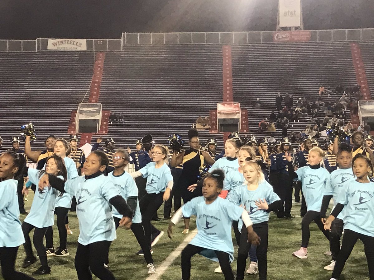 What a great night for the little Panthers. Murphy invited their feeder pattern elementary schools to dance with their dance team at half time. The girls on the dance team and the band members were so nice to the girls! #learningleading <a href="/MDuBoseAdams/">Michelle DuBoseAdams</a> @Joe_toomey1984