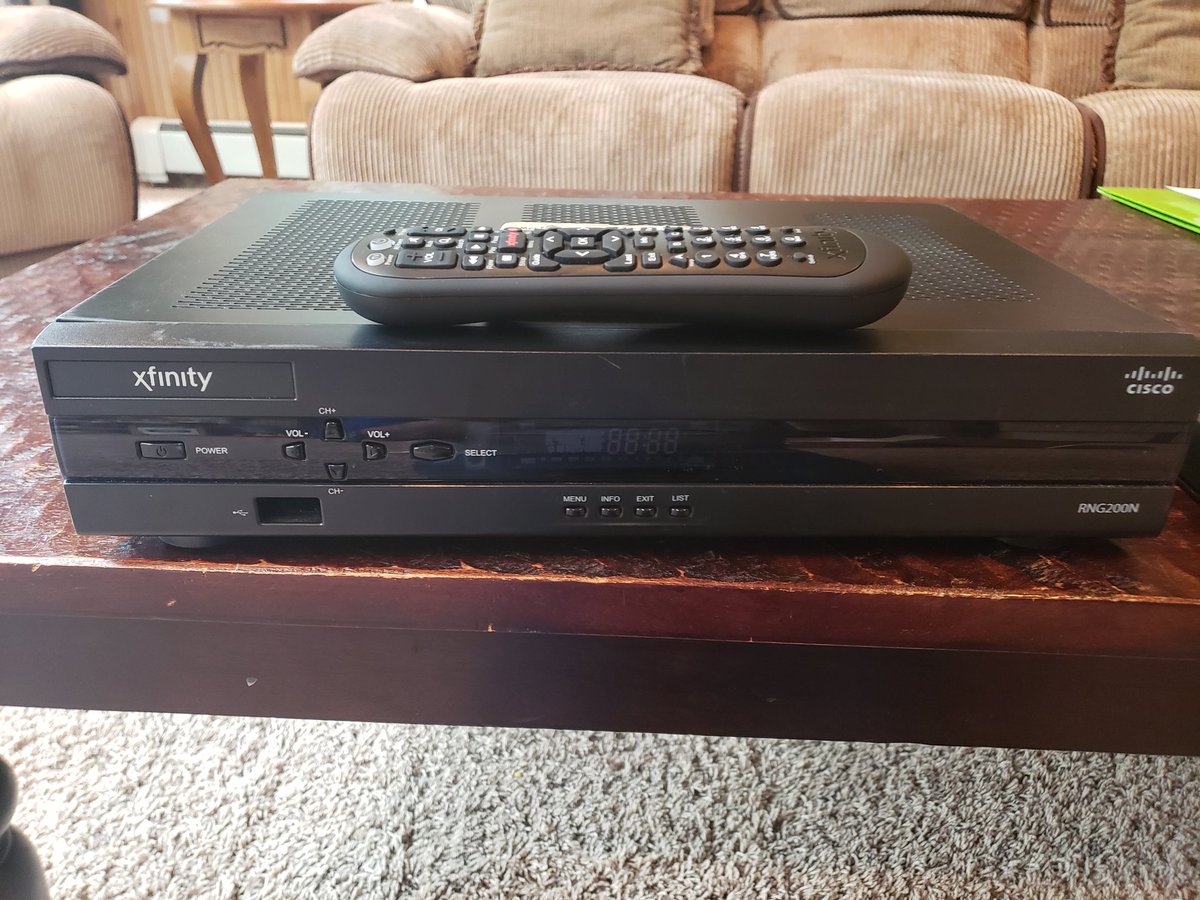 Davey_The_Kid's tweet image. Got the new Xfinity bundle. They actually had the nerve to send me this box and remote combo. Manufactured 2013. Thanks for the update! #comcast #XfinityOnDemand #DoesThisPlayVHS