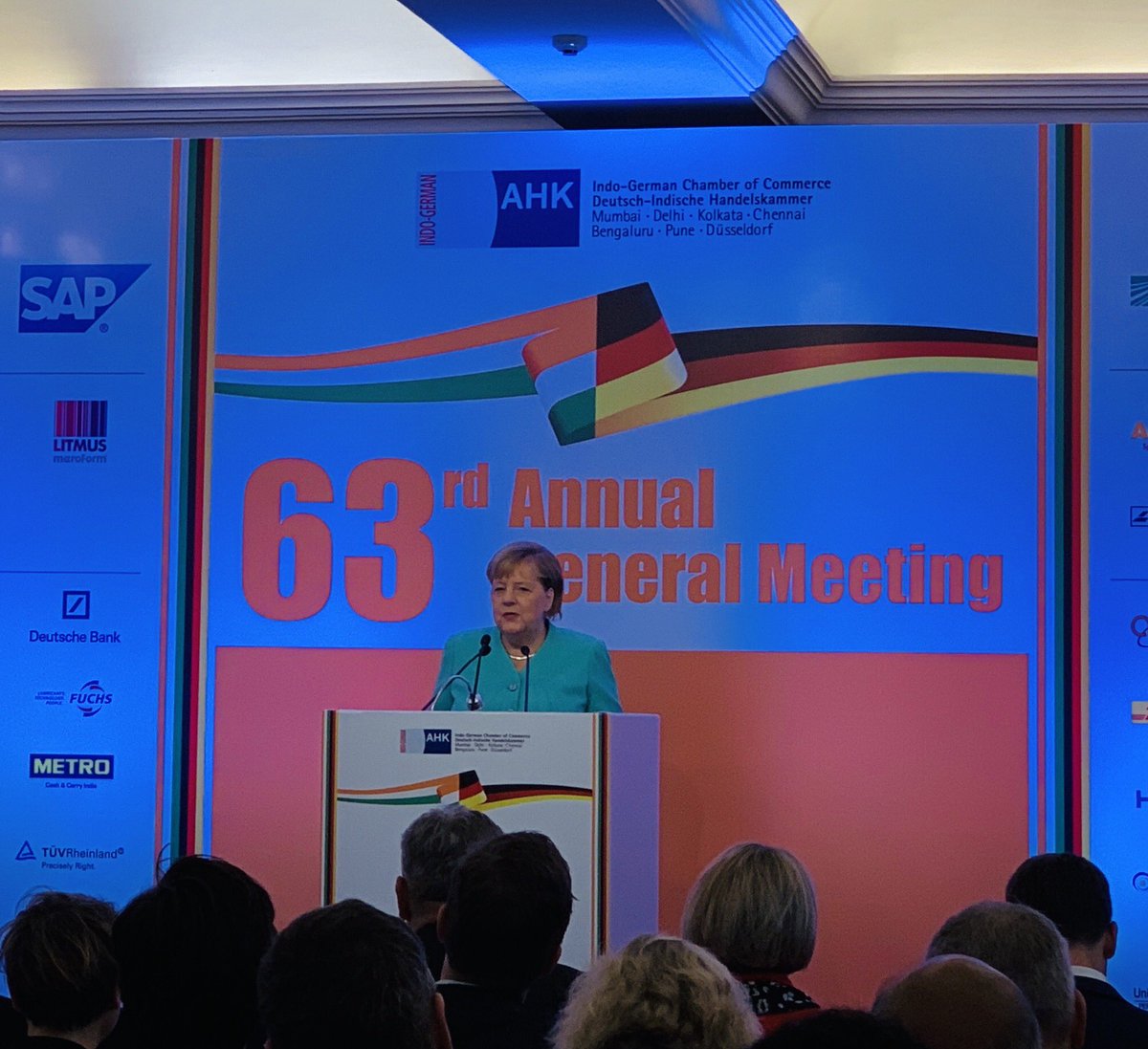 Andreas__Rinke's tweet photo. Merkel fordert in Delhi Freihandelsabkommen mit Indien - und kündigt Initiative zur besseren weltweiten Anwerbung von Fachkräften über die #AHKs an ⁦@AHK_global⁩ #Fachkräfte https://t.co/dA3ZMJFkZx