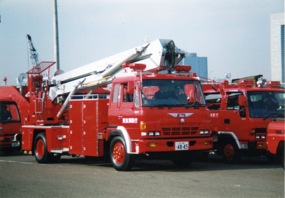 警視六六三 この車両が後にボーリング装置を取り外し 高圧噴霧放水装置 インパルス消火銃と似たもの を取り付ける事になりますが結局実践に投入されること無く引退してます T Co Uv58yjfmth