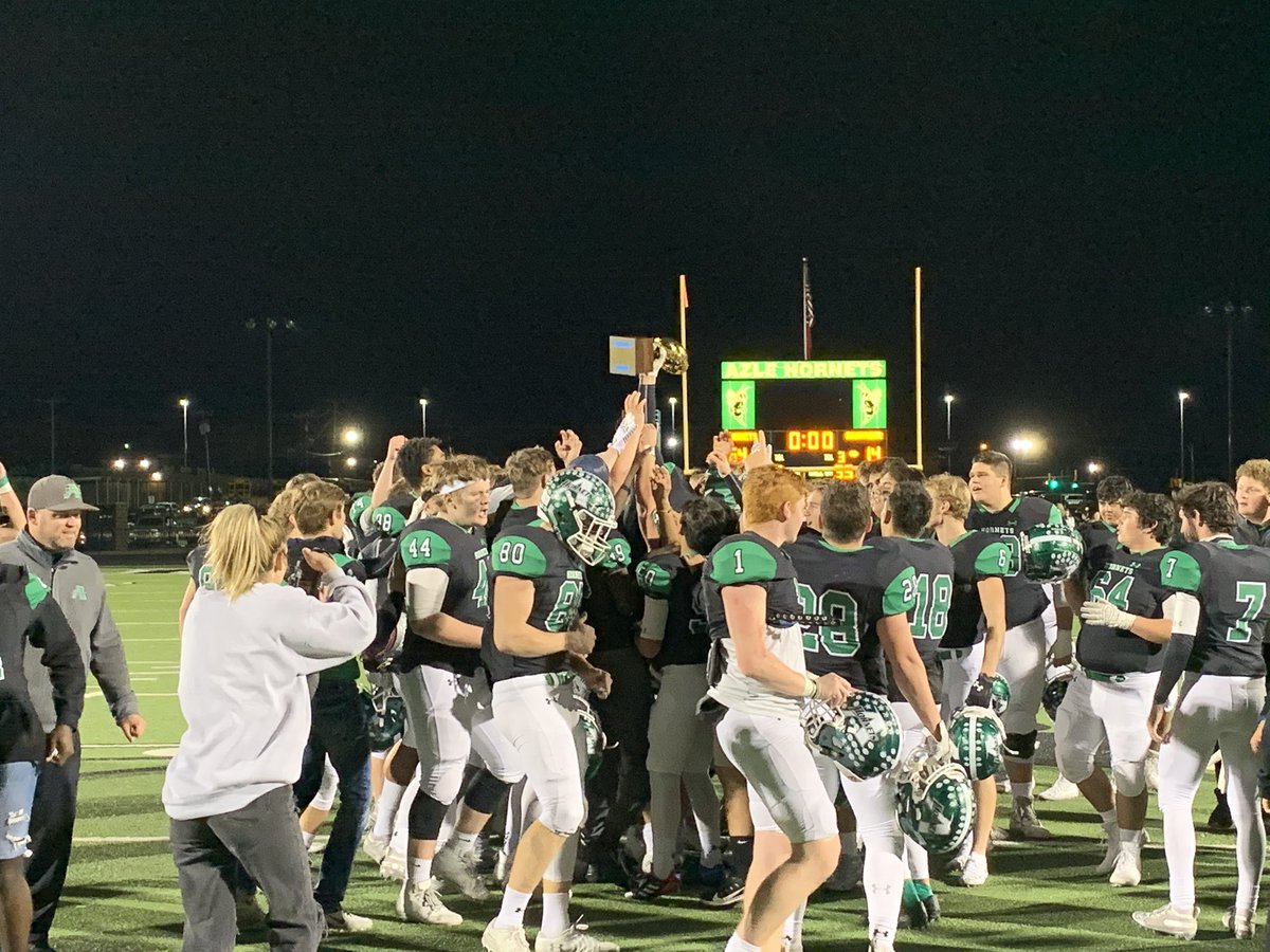 🚨Azle Hornets are back-to-back district champions!!!! They celebrate and hoist the trophy after defeating Saginaw 64-14.🚨