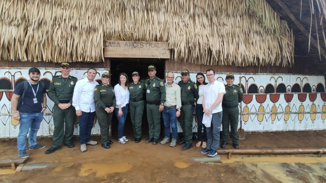 PoliciaVaupes's tweet photo. En la comunidad #12DeOctubre  se inauguró la CASA ANCESTRAL y el KIOSKO DE LA CONVIVENCIA, dos lugares que servirán de epicentro para recuperar las costumbres ancestrales y fortalecer la convivencia pacífica. #TodosSUMAmos @OIMColombia @UKinColombia https://t.co/A6rzyLfkqI