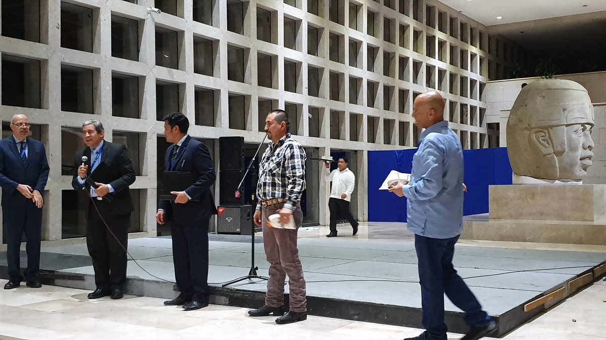 leobardomt's tweet photo. @smia_mx #MICAI2019 Reconocimiento como SMIA Fellow al Dr. Francisco J. Cantú Ortiz https://t.co/EzTWV2JDdi