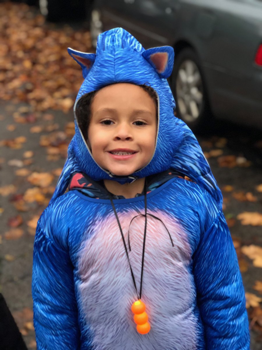 pamm_mee's tweet photo. My little pumpkins 🎃🎃 #Sonic #mickey @BaughStephen1 @victor_w20 @jayciebaugh https://t.co/xVmycxeB96