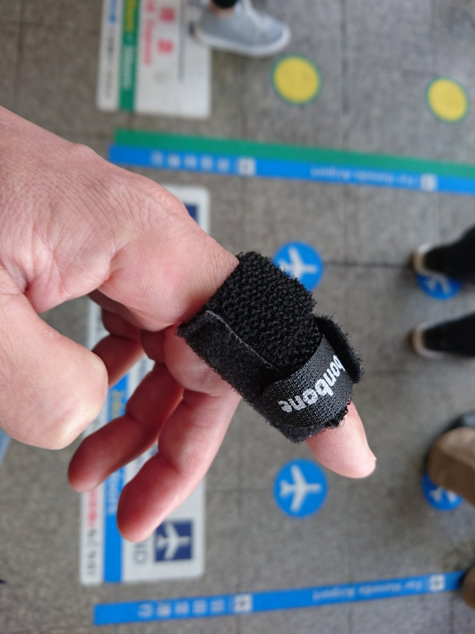 スージー ４カ月前から痛めていて困っていた 左手人差し指の原因が やっとわかりました 腱部分断裂 しばらく人差し指一本 サポーターで固めてくっつくまで封印 くっついたらリハビリ 生活 パソコンの作業の効率がた落ち 三線は残り