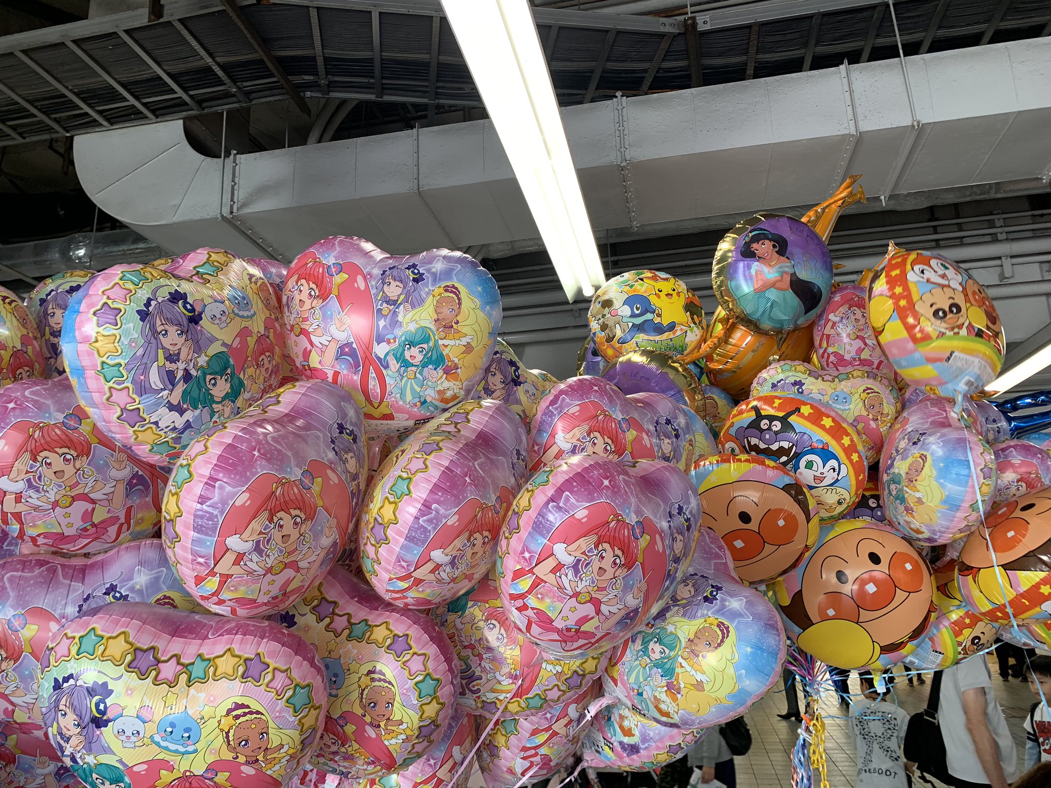 風船love垢 Syouichi1222ma5 Hiruandon4535 プリキュアショーの場所取りが激戦過ぎますね プリキュアショー見込んで大量にバルーン出したと思いますよ プリキュアの曲流れた時の子供さんたちの大合唱には驚きますよ Twitter