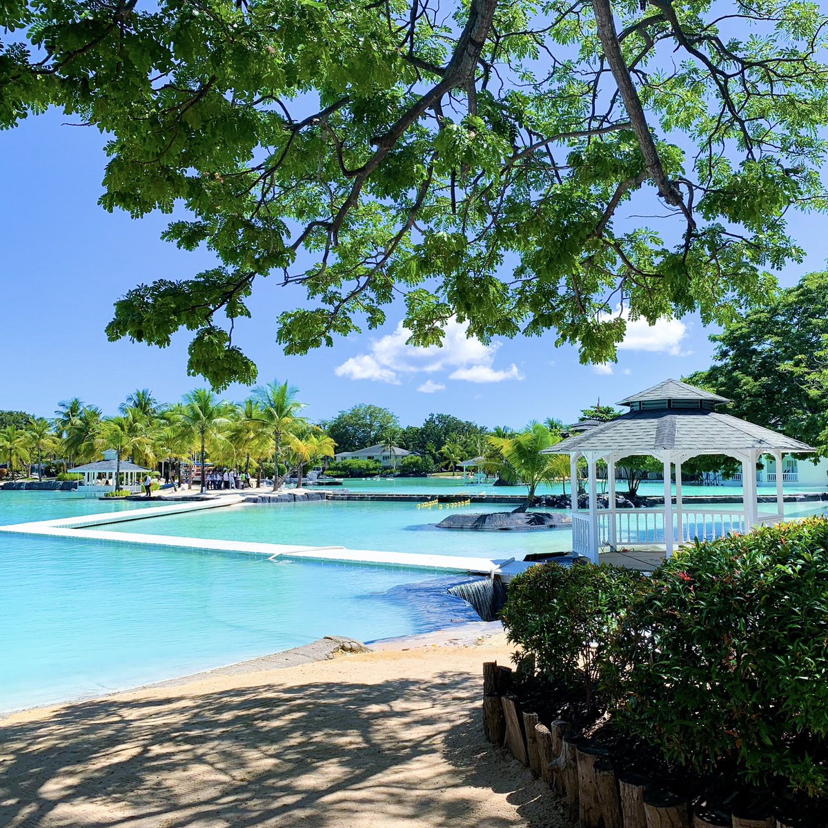 Hi, can I live here?! 🤩#plantationbay #mactan #philippines #iphonephotography #passionpassport #traveltheworld #travelphotography #travelgram #instatravel #travel #wanderlust #stephmuneztravels