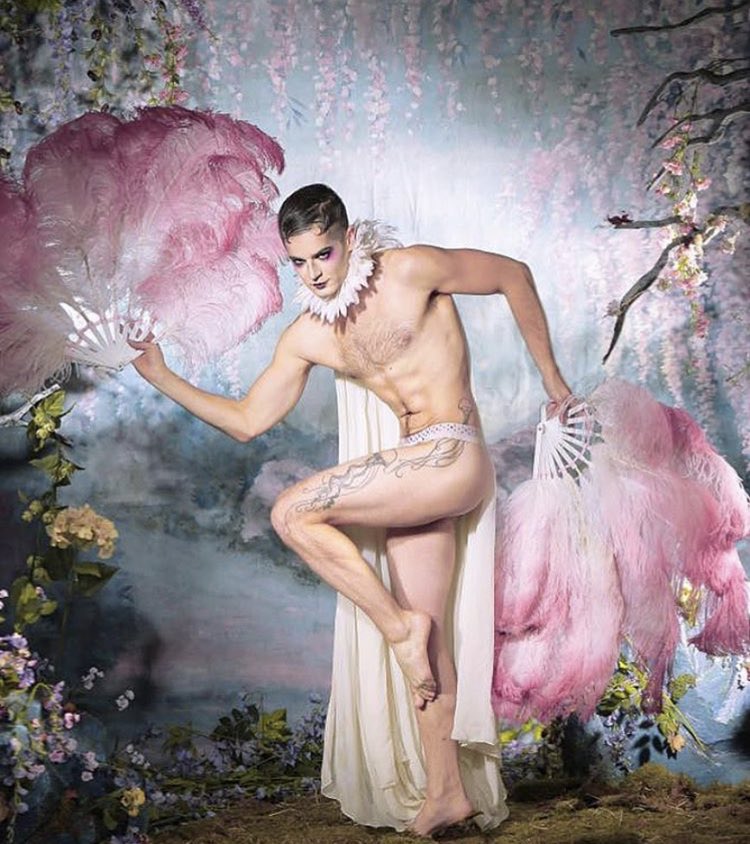 多眼 バーレスクとヴィンテージ写真を撮ってるベガスをベースにしてる写真家neil Nez Kendallの作品は背景や小道具 ウィッグも彼自身の手作りのもの バーレスクの女王ディタ フォン ティースやドラァーグ クイーンのヴァイオレット チャチキも写し