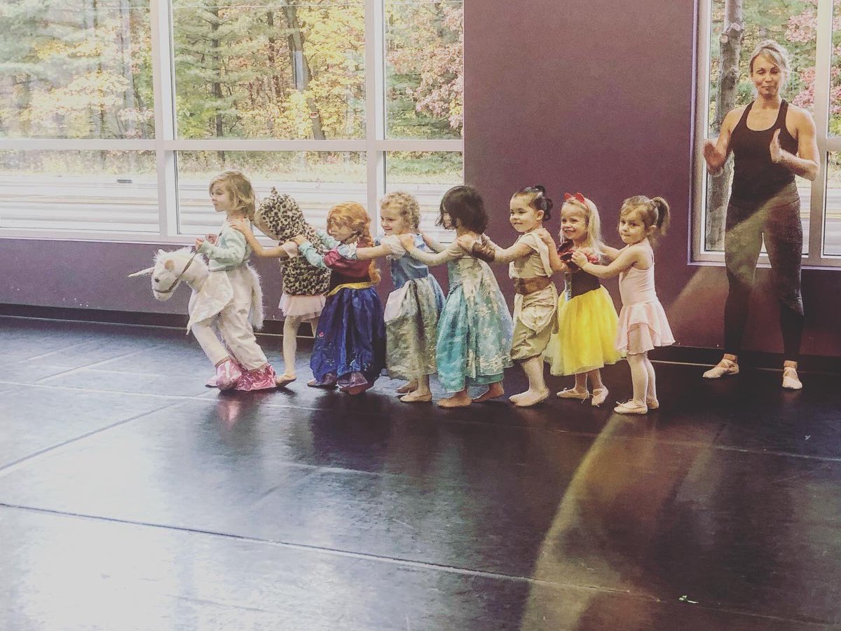 ZeeOco's tweet photo. She could have picked any Disney Princess like the girls in her class, but for Halloween at dance, she chose to be Rey🤓❤️😭 THAT’S MY GIRL!🙌🏼 #proudmama #raisingnerds #starwars #littlerey @starwars @HamillHimself https://t.co/tfhfPTmqi1