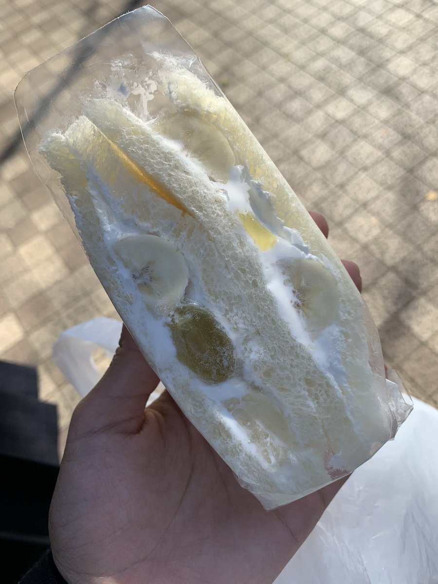 TC_newspaper's tweet photo. フルーツサンド 1つ 100円 https://t.co/945PWtlXSn