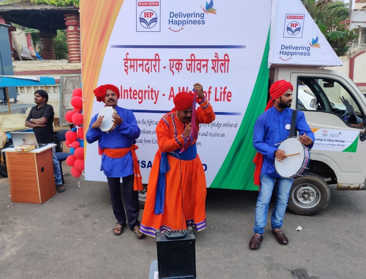 During #vigilanceweek2019, to spread the message,  HPCL organised *BURRA  KATHA* (a folk musical version of streetplay), at various places in the city of Vizag, at the beach and at busy junctions in the city. @HPCL_Vigilance @VIKASYADAVHPC @Uppuluri86 @CVCIndia