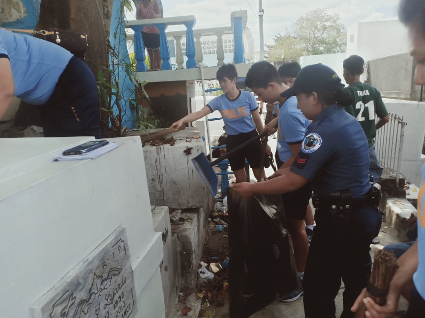 olongapops1's tweet photo. OPLAN KALULUWA “Dalaw sa Sementeryo ng Pulis” on October 30, 2019 at Kalaklan Public Cemetery.
@rpcrd3 https://t.co/n9J4IxJxF0