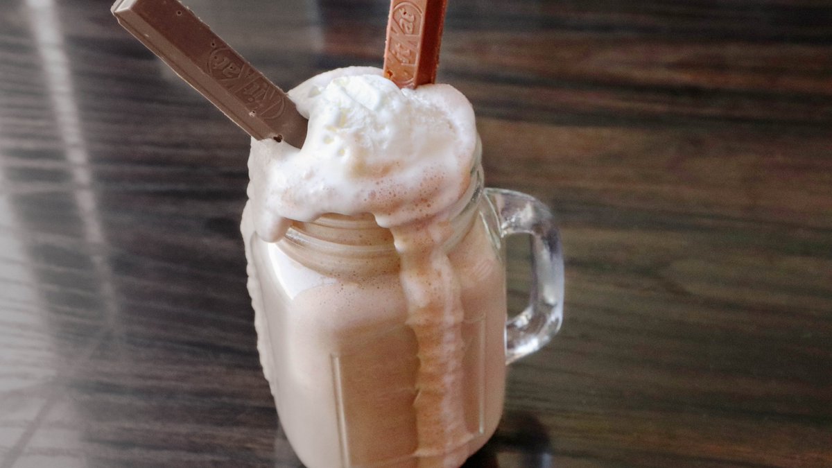 NeethaRajeev's tweet photo. കുട്ടീസിനൊരു അടിപൊളി ഷേക്ക്/Kitkat Shake -  https://t.co/3IqcVqmNud 
#neethas #tasteland #neetha #shake #drink #kids #kitkat #food #Cooking #Kerala #india #YouTube #channel #VIDEO #YouTuber #malayali https://t.co/k5EY71A2me