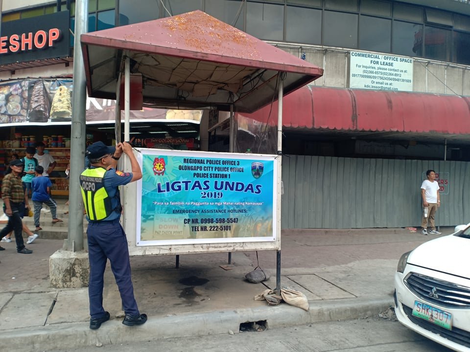 olongapops1's tweet photo. Hanging of Tarpaulin re Ligtas Undas 2019 and provide police assistance desk to the different bus terminals within AOR. @rpcrd3 https://t.co/8mV0TknYGU