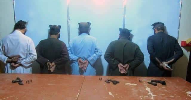 AhmadQasani's tweet photo. خبرنگار تلویزیون یک از قندهار گزارش می دهد که پنج تن به اتهام قتل یک مرد در برابر چشمان کودک ساله اش، از سوی امنیت ملی بازداشت شده است.
این رویداد با نکوهش گسترده در سراسر افغانستان رو به رو شده و مردم خواهان شناسایی و مجازات عاملین این قتل شده اند. https://t.co/Xfn03EcYCC