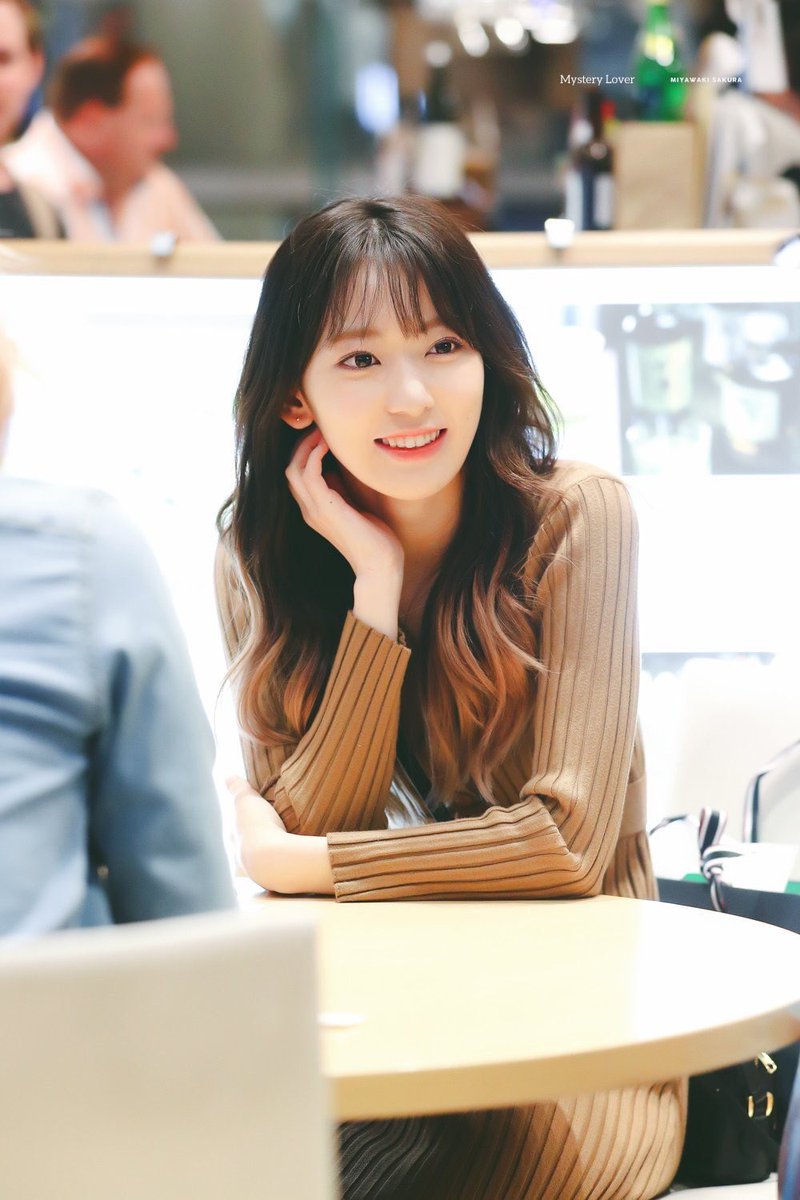 Yaan 黒髪ロングの宮脇咲良 凛々しいのに清楚系もこなすし いつもよりも美しさ倍増してるしほんとに好き 要するに目の保養