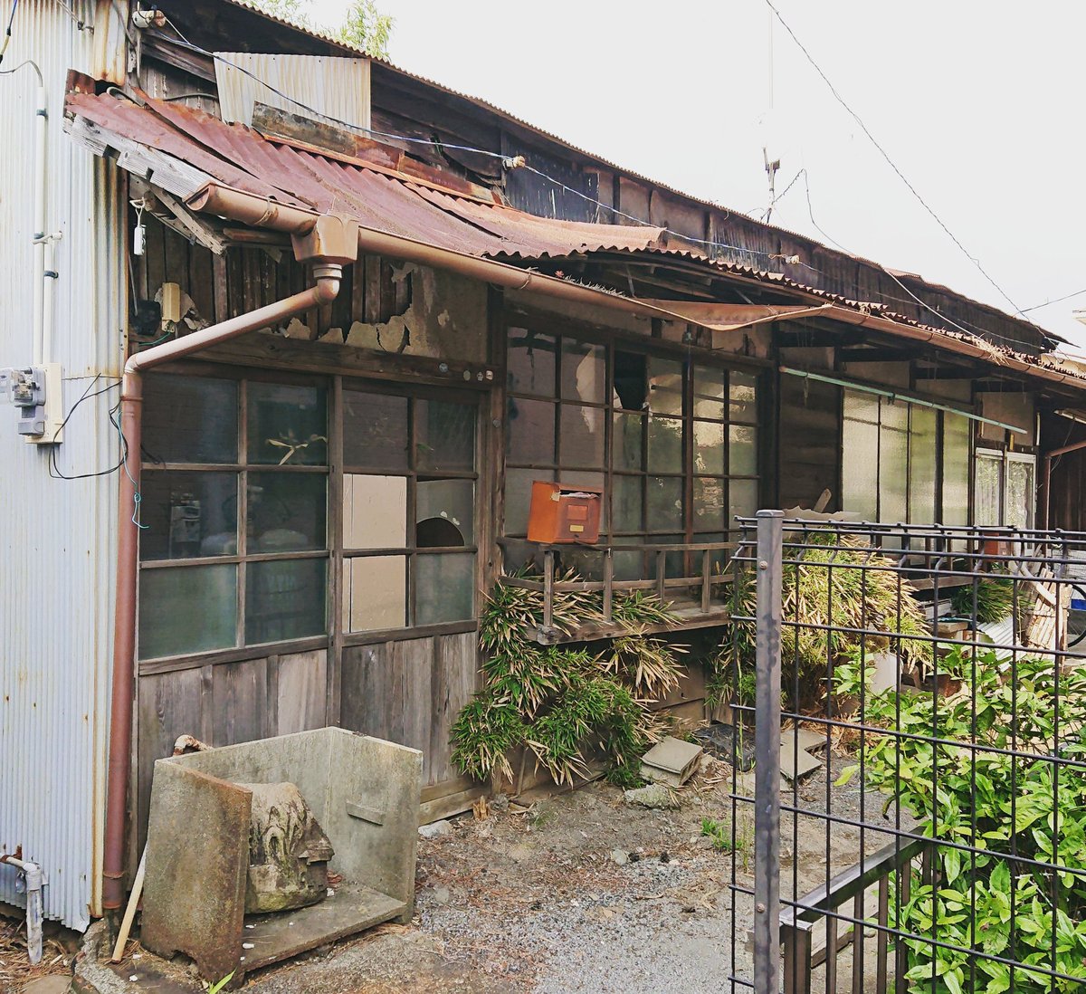 しゅがごん 最近の台風で 家屋の損壊や倒壊が増えてきた 昭和家屋 もだんだん消え去っていくんだろう 錆び 錆