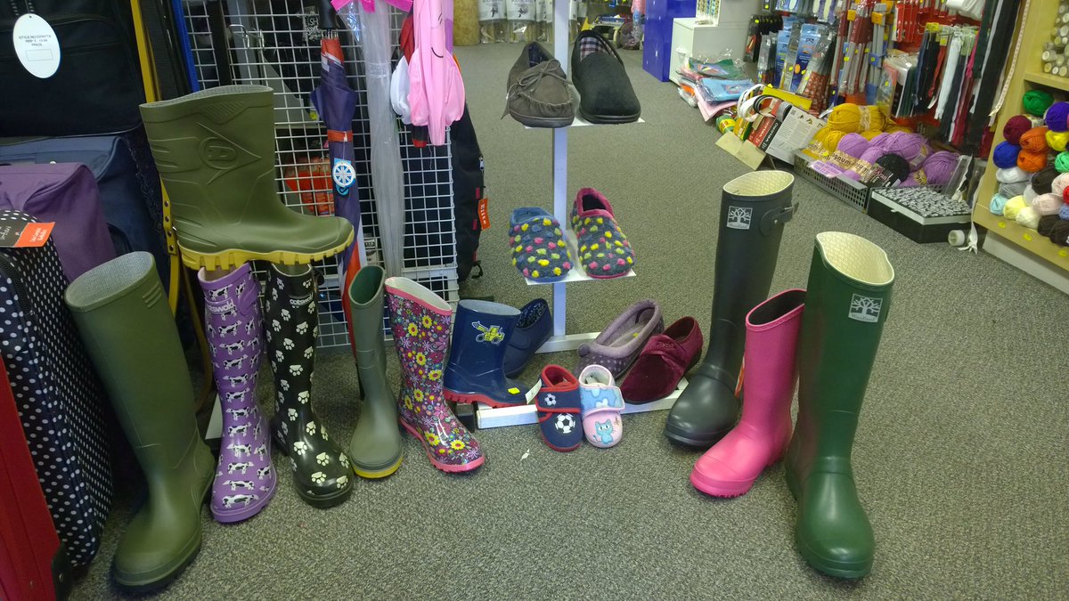 ShoeRepairsLB's tweet image. Be warm and dry this Bonfire Night🔥 Wellington Boots, Hats, Gloves, Mittens in all sizes, Kids, Teens, Ladies &amp;amp; Gents. Leighton-Linslade Shoe Repairs, Wing Road, Leighton Buzzard LU7 2NG