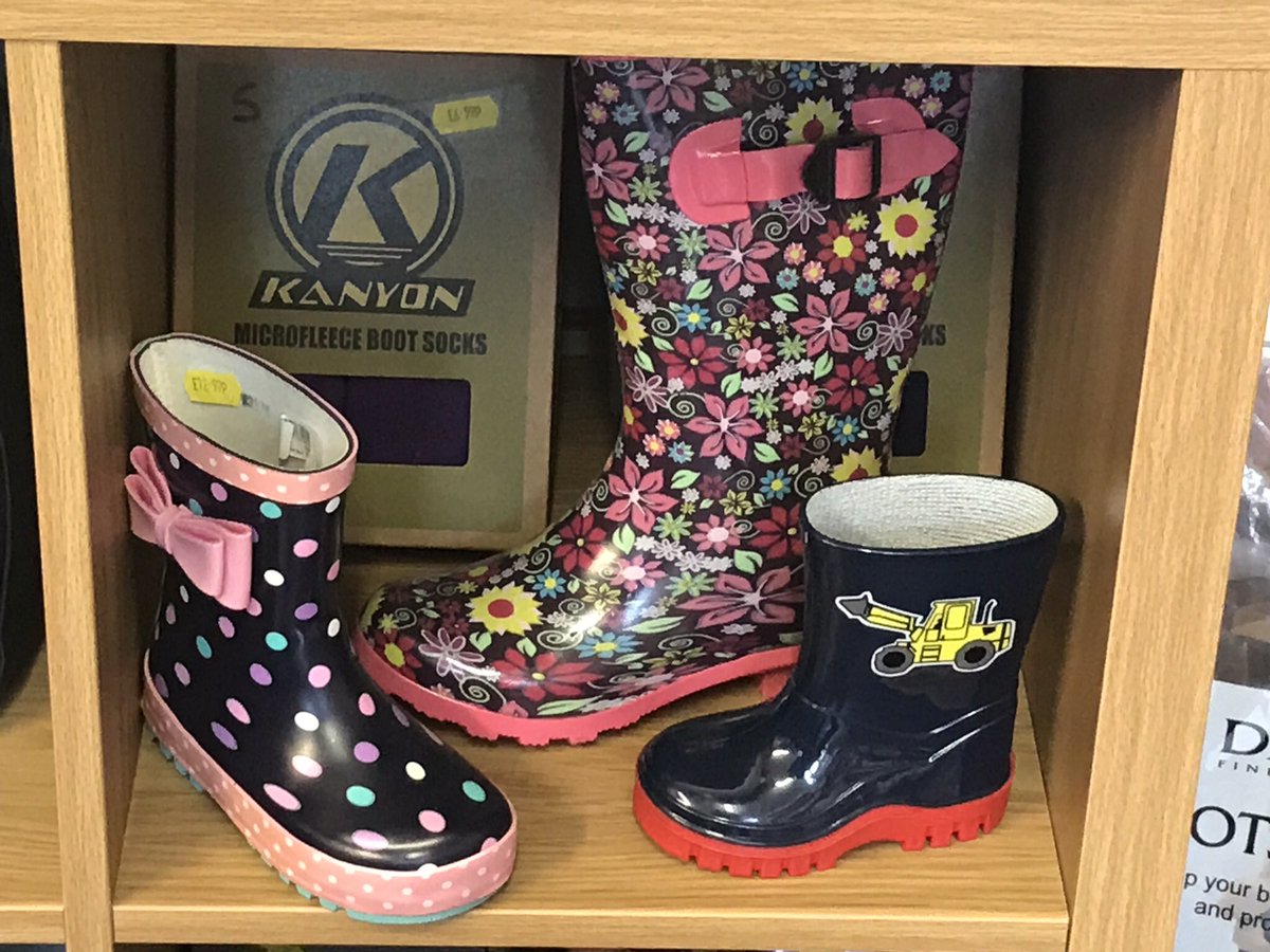 ShoeRepairsLB's tweet image. Be warm and dry this Bonfire Night🔥 Wellington Boots, Hats, Gloves, Mittens in all sizes, Kids, Teens, Ladies &amp;amp; Gents. Leighton-Linslade Shoe Repairs, Wing Road, Leighton Buzzard LU7 2NG