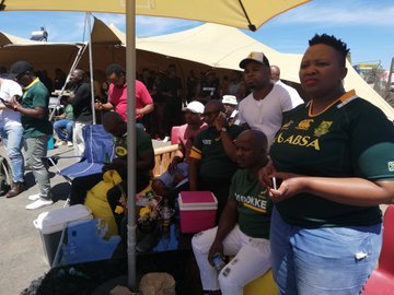 HeraldNMB's tweet photo. #RWC2019 | Residents from Zwide and fans of #Springboks captain #SiyaKolisi have gathered at #OomCola to watch the #RWCFinal. This is the same place #SiyaKolisi watched the 2007 final where #Springboks won against #England #ENGvRSA
π· @Zima_B_Nkosi https://t.co/Rf8nmbuUpS