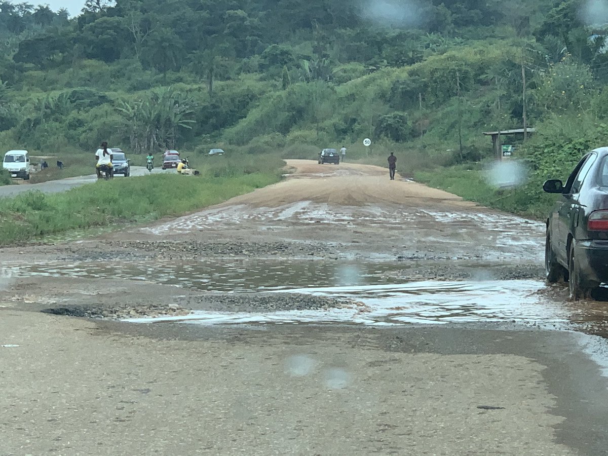 This is the road  @kfayemi takes to his hometown. This Iworoko road out of the state capital and less than 2km from the Government house is a major arterial road connecting the state, yet airports are his priorities?  @AO1379